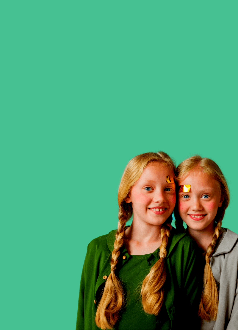 Tweelingen lijken hard op elkaar, maar zelden zijn het exacte kopieën. Al van bij de geboorte verschillen ook eeneiige tweelingen een beetje van elkaar. En de verschillen nemen met de jaren alleen maar toe. Hoe dat kan, ook al hebben ze exact dezelfde genen, komt neurowetenschapper Tim Vanmierlo (UHasselt) uit de doeken doen.