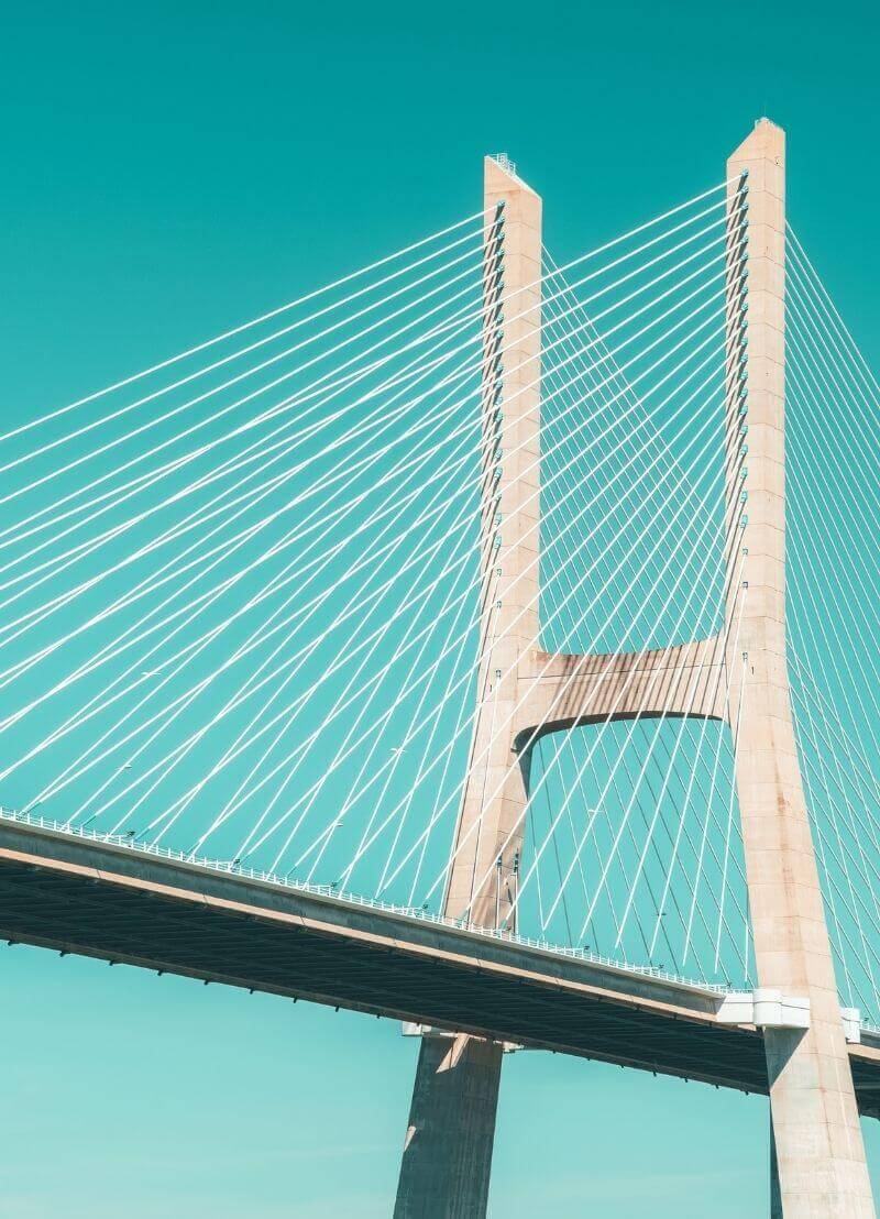 Om een stevige brug te bouwen heb je experts nodig die rekenen, herberekenen, proeven en veiligheidstesten doen, degelijke materialen analyseren,... En dan nog durft het soms fout te lopen. Wij vroegen aan Johan Blom (UAntwerpen) hoe je dan wél een brug bouwt die nooit instort. 