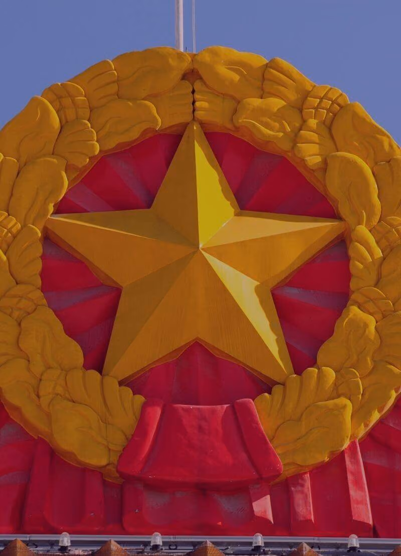 Communisme... het klinkt mooi: iedereen werkt zo hard als hij of zij aan kan en neemt wat hij of zij nodig heeft. Maar... zijn er communistische landen die democratisch zijn? Kan dat? Of zijn communisme en democratie onverzoenbaar? Econoom Koen Schoors (UGent) legt uit waarom communisme te mooi is om waar te zijn en waarom kapitalisme het enige mogelijke marktsysteem is voor een democratie.