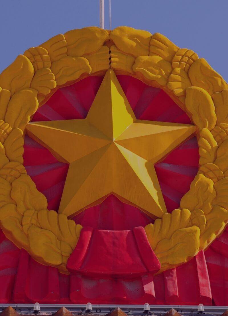 Communisme... het klinkt mooi: iedereen werkt zo hard als hij of zij aan kan en neemt wat hij of zij nodig heeft. Maar... zijn er communistische landen die democratisch zijn? Kan dat? Of zijn communisme en democratie onverzoenbaar? Econoom Koen Schoors (UGent) legt uit waarom communisme te mooi is om waar te zijn en waarom kapitalisme het enige mogelijke marktsysteem is voor een democratie.