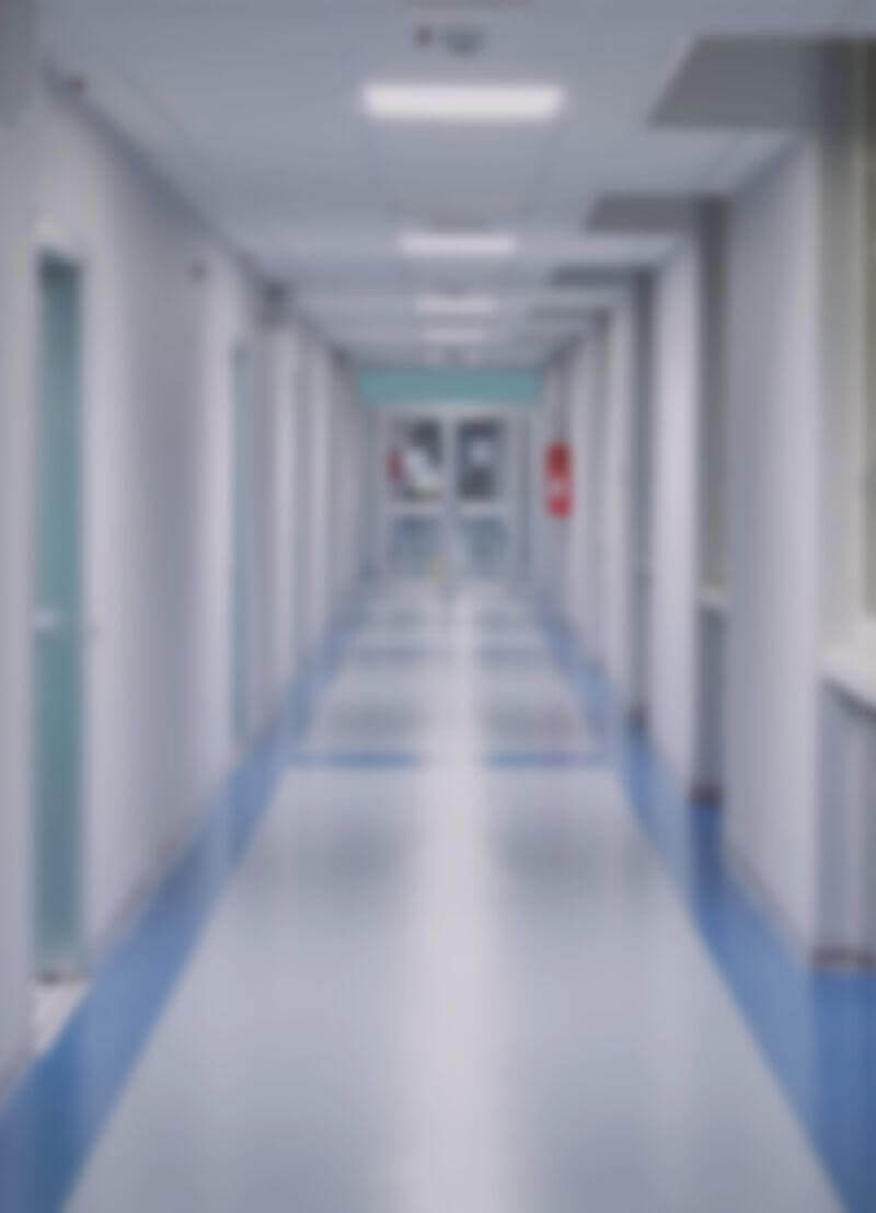 Sommige gebouwen lijken altijd op elkaar. Denk maar aan scholen, stations of ziekenhuizen! Er zijn weinig ziekenhuizen die een aangenaam sfeertje uitstralen, hoe functioneel het design ook mag zijn. Prof. Ann Petermans legt je uit waar dat design vandaan komt en waarom dat in de toekomst zal veranderen. 