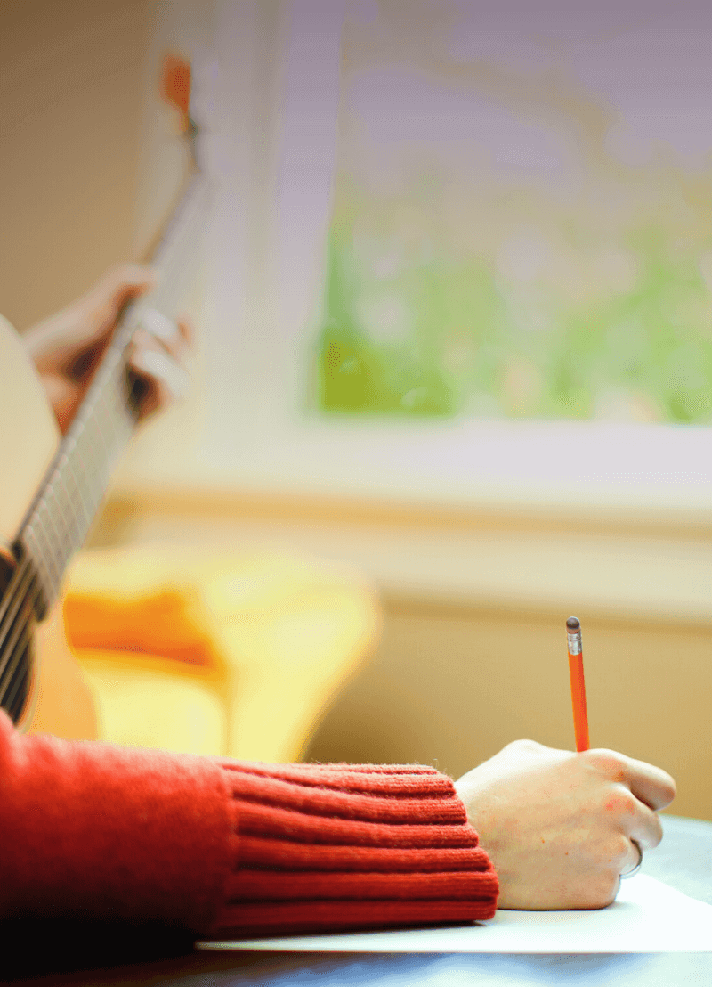 Hoe vaak gebeurt het niet dat we flarden tekst van popliedjes moeiteloos kunnen meezingen, maar nauwelijks stilstaan bij wat de woorden betekenen? Popmuziek lijkt zich zonder enige moeite wereldwijd te kunnen verspreiden en taalbarrières lijken helemaal geen issue te zijn. Maar begrijpen we wel waar we naar luisteren? Doet de betekenis van de teksten er iets toe? Taalwetenschapper dr. Francis Mus duikt in de liedjesteksten en vertelt je of je wel moet begrijpen wat er gezongen wordt.