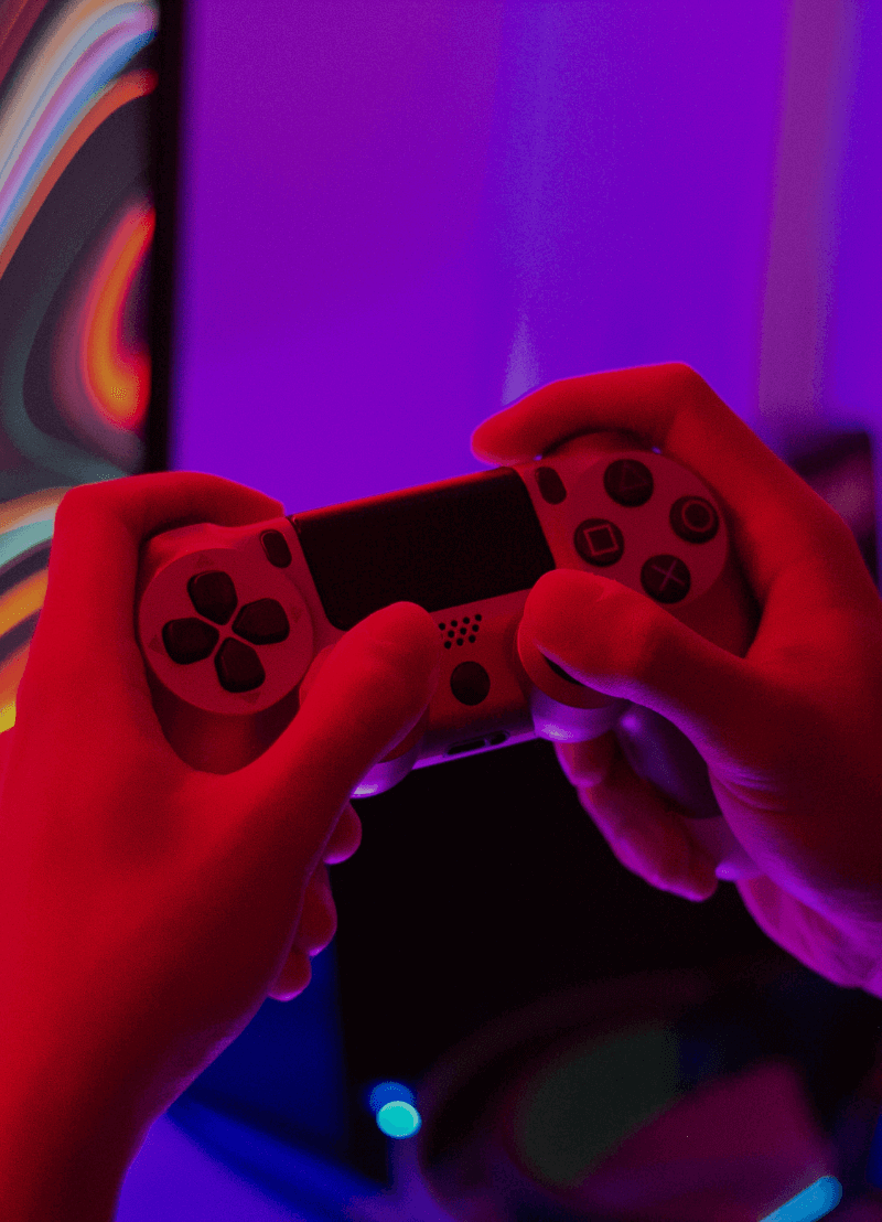 Er is al veel gezegd en geschreven over de al dan niet heilzame effecten van games. Sommigen beweren dat je ze beter links laat liggen omdat je er dom, lui of zelfs agressief van wordt. Anderen beweren dan weer dat games niets dan goeds te bieden hebben. Dr. Rowan Daneels is game-onderzoeker aan de Universiteit Antwerpen en komt je uitleggen dat het antwoord waarschijnlijk ergens in het midden ligt.