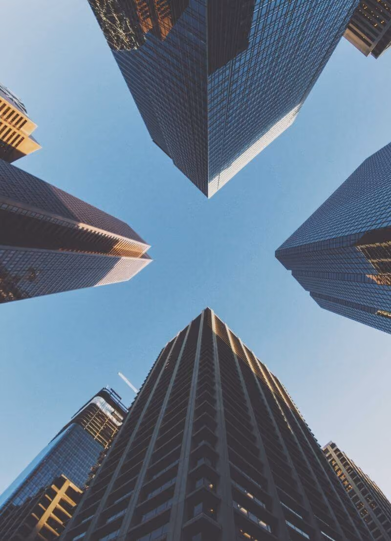 Met 828 meter is de Burj Khalifa anno 2020 het hoogste gebouw ter wereld. Ingenieurs en architecten kunnen echter nog veel hoger bouwen? Zit er dan geen limiet aan de hoogbouw? Professor Bram Vandoren (UHasselt) legt je uit hoe een wolkenkrabber tot stand komt.