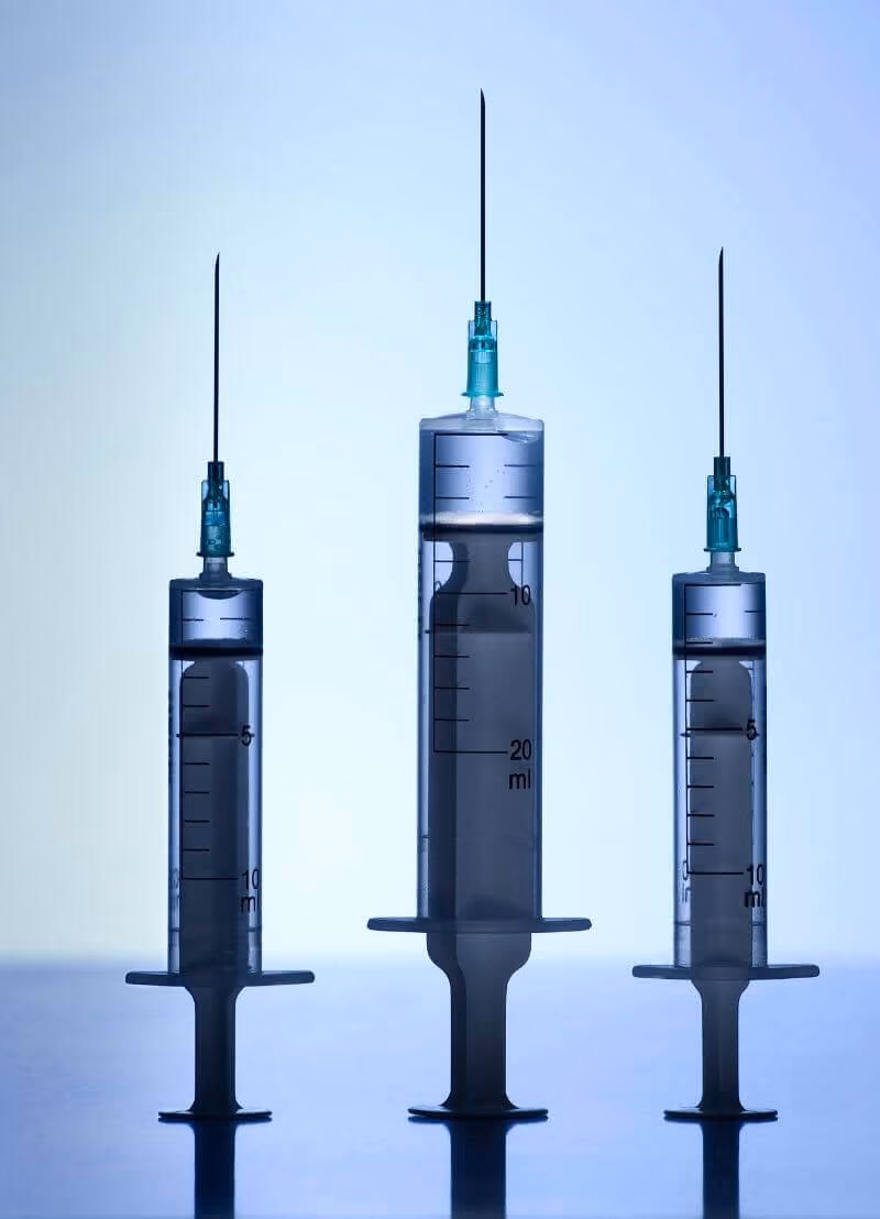 Astrazeneca, Pfizer/bioNtech, Moderna,... Er zijn gelukkig al verschillende coronavaccins op de markt om de pandemie te bestrijden. Maar werken die allemaal op dezelfde manier? En welk vaccin is het beste? Prof. dr. Corinne Vandermeulen (KU Leuven) is vaccinoloog en helpt hier enkele vaccinatiemythes de wereld uit.