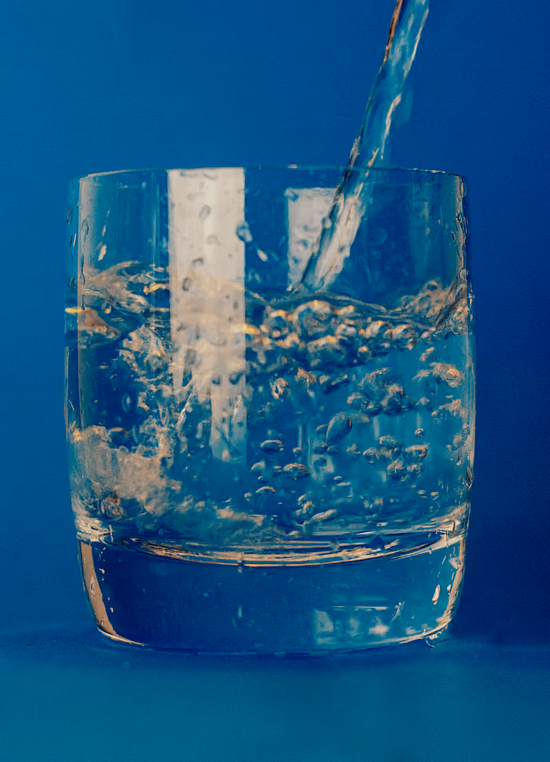 Hoeveel water moet je nu precies drinken? Als we gezondheidsblogs mogen geloven is het minder dan, meer dan of exact twee liter water per dag. Hoog tijd om aan de wetenschap te vragen hoe dat precies zit en waar dat dorstgevoel vandaan komt. En die wetenschap luistert deze keer naar de naam prof. dr. Bart De Moor, nefroloog aan de UHasselt.