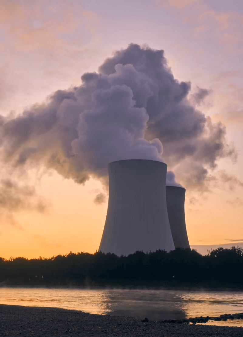 De sluiting van de kerncentrales zijn voer voor heel wat verhitte discussies. In 2025 moeten de kerncentrales in België sluiten, dat heeft de federale regering beslist. Maar hoe realistisch is dat? Zullen we tekort aan stroom hebben op windloze dagen en zal het licht uitgaan? Zal de CO2-uitstoot gigantisch stijgen? Moet België elektriciteit uit het buitenland importeren? Hebben we genoeg groene energie? Komt er een windmolen in jouw achtertuin? Gaat je energiefactuur verdubbelen?