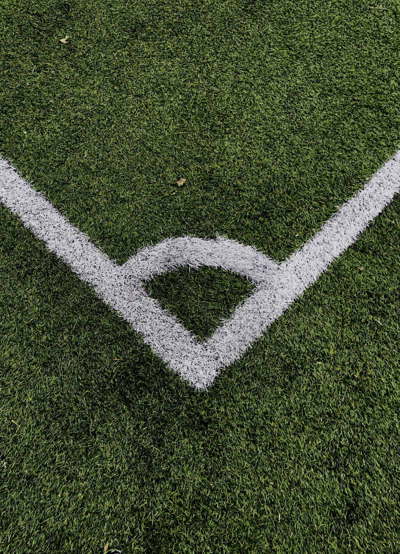 Boekhouders van Belgische voetbalclubs zien elk jaar miljoenen en miljoenen euro's passeren. Toch komen diezelfde clubs bij de minste tegenslag in financieel vieze papieren. Prof. dr. Wim Lagae, sporteconoom aan de KU Leuven, neemt ons mee in de speciale wereld van het voetbal om dat uit te zoeken.