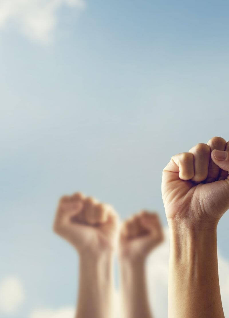 Een democratie is traag, vermoeiend en frustrerend. Iedereen moet toegeven, niemand is tevreden, niks lijkt in orde te komen. In landen als China bouwt de overheid als het nodig is ziekenhuis in een week. Is de democratie dan nog wel de beste bestuursvorm of wordt het stilaan tijd om ze door iets anders te vervangen? Politicoloog Dave Sinardet (VUB) vertelt ons waarom we misschien toch blij moeten zijn met onze democratie.