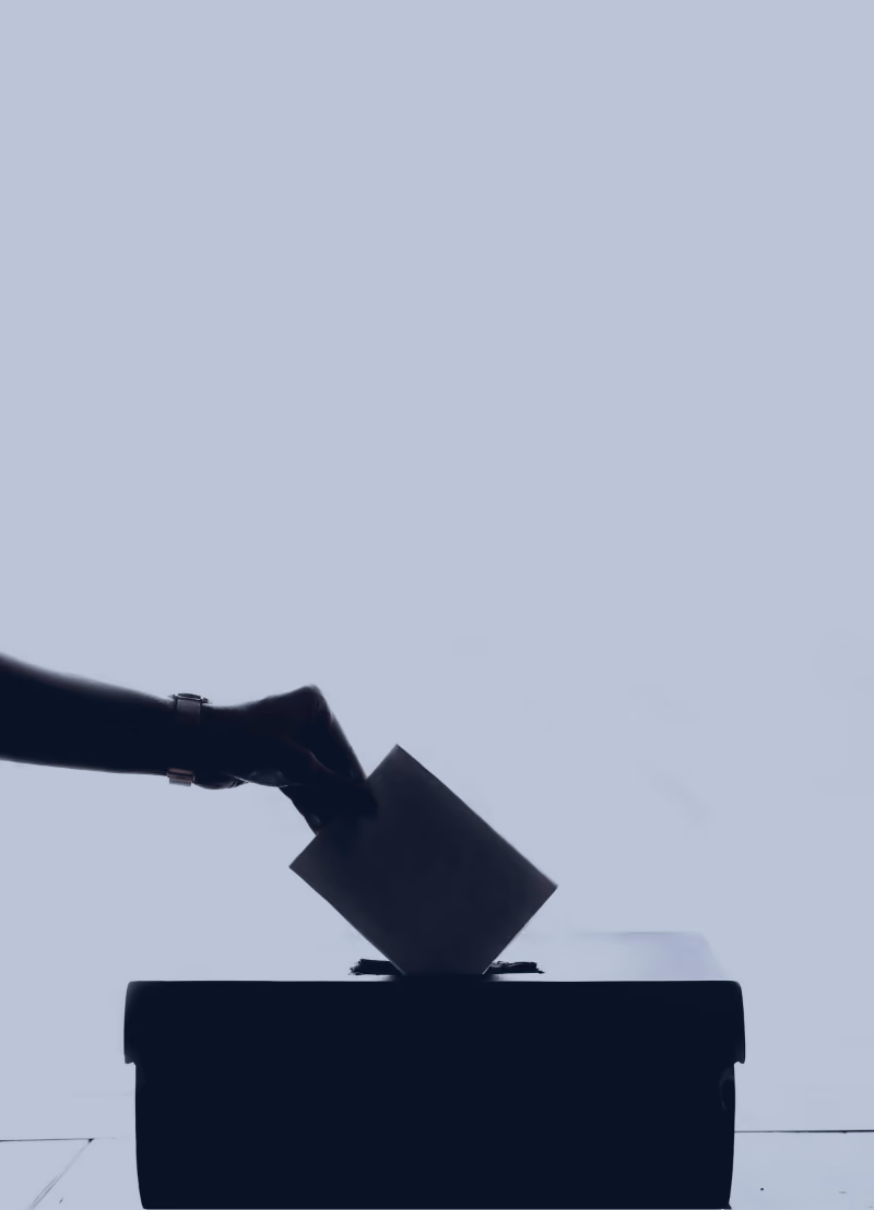 Jongeren houden zich met erg veel zaken bezig, maar politiek lijkt daar niet meteen deel van uit te maken. Toch moeten zij de politici en de begane burgers van morgen worden. Kunnen we het politiek engagement bij die jongeren nog aanwakkeren of komt dat allemaal vanzelf? Wij vroegen het aan Ellen Claes, politicologe aan de KU Leuven.