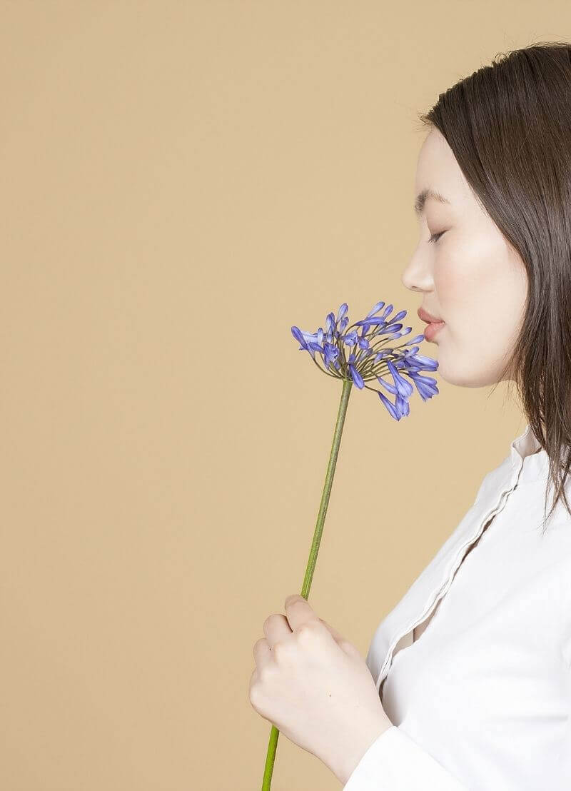 Je ruikt eau de cologne 4711 en plotsklaps sta je in de woonkamer van je grootmoeder. Een zweem van lavendel zweeft voorbij en je bent ineens weer 8 jaar en op vakantie in de Provence. Geuren hebben de mogelijkheid om heel levendige herinneringen op te wekken, meer nog dan foto's. Hoe komt dat eigenlijk? Wat is er zo speciaal aan onze reukzin? Dr. Ann Van der Jeugd (KU Leuven) legt uit!