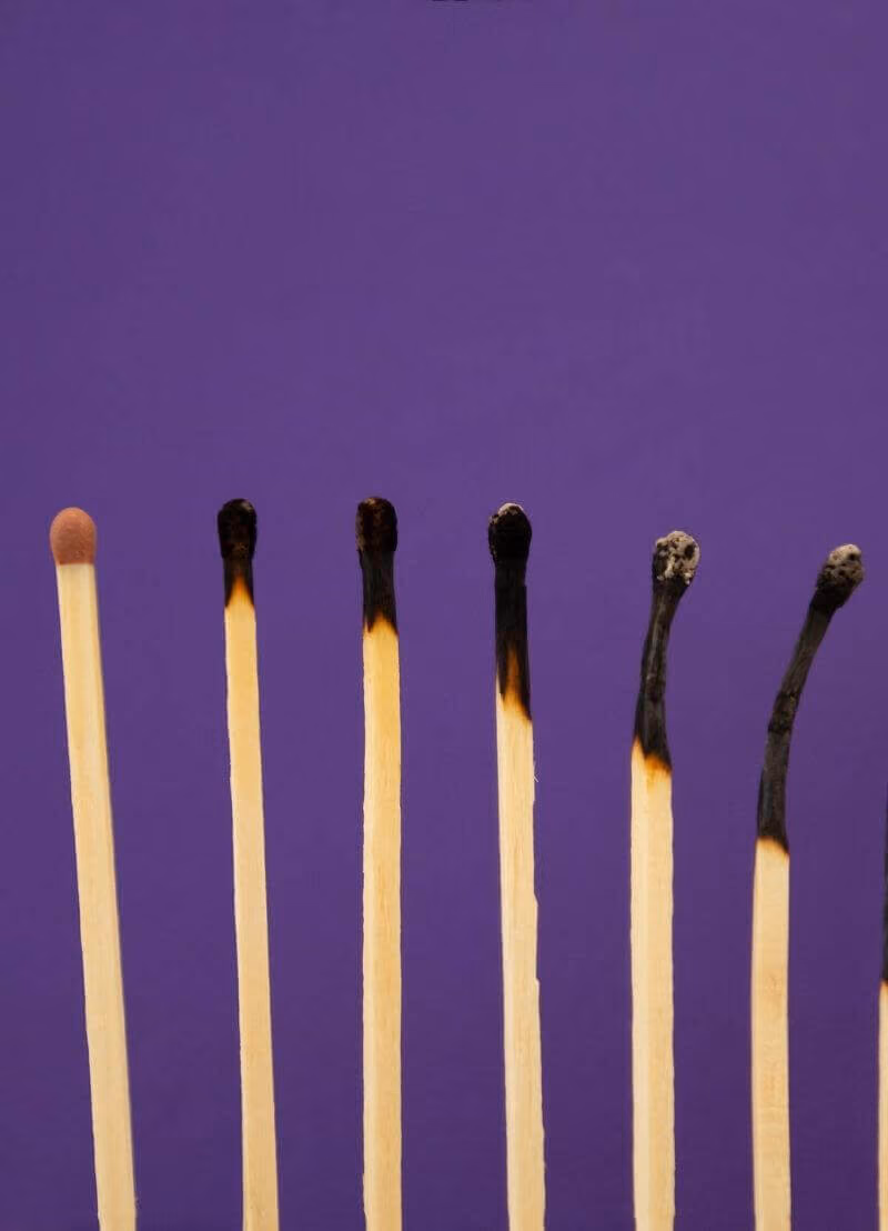 Elke dag vermoeid zijn, een rollercoaster aan emoties beleven en daarbovenop nog eens een hele reeks psychosomatische klachten ervaren... Moet je dan gewoon even vakantie nemen of is er meer aan de hand? Burn-out expert Erik Franck (UAntwerpen) legt je haarfijn uit hoe de vicieuze cirkel die leidt tot burn-out in gang wordt gezet en wat je daaraan kan doen!
