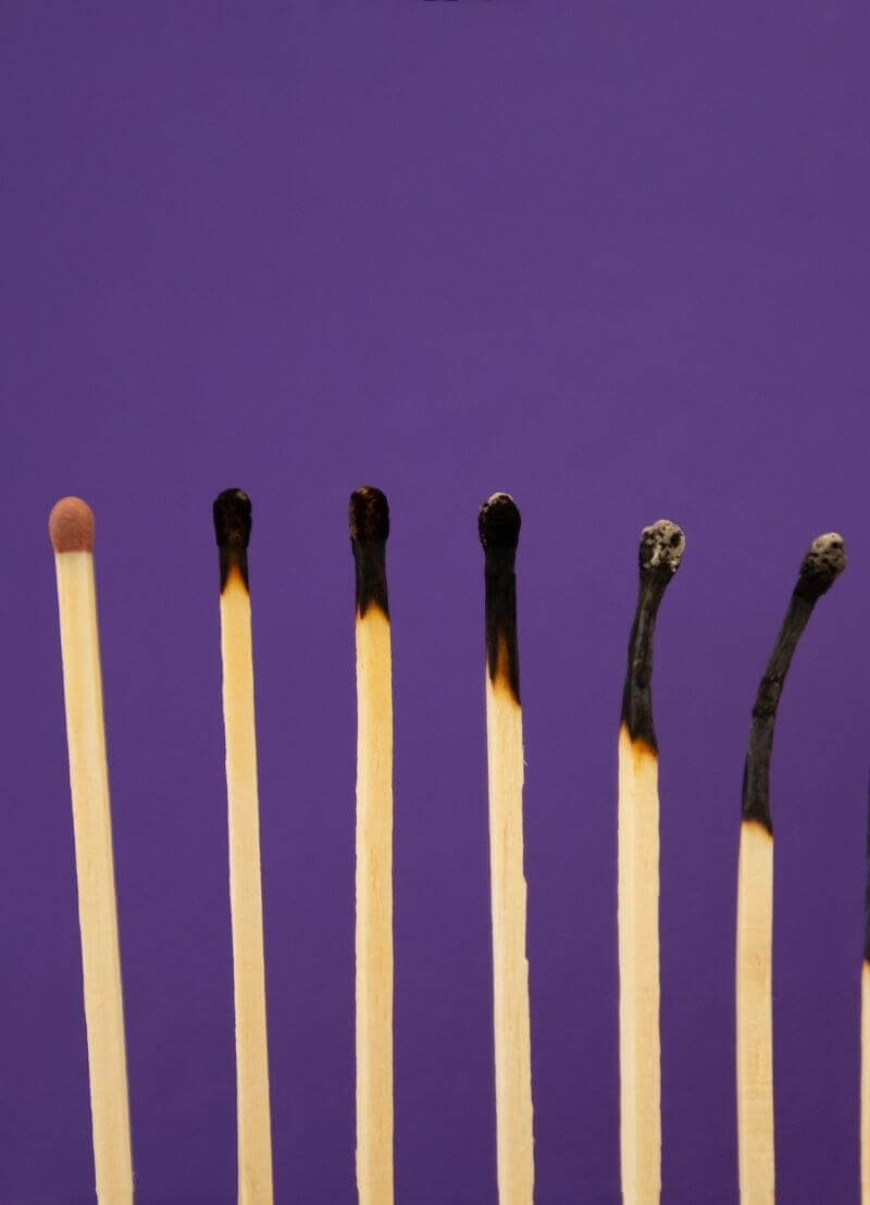 Elke dag vermoeid zijn, een rollercoaster aan emoties beleven en daarbovenop nog eens een hele reeks psychosomatische klachten ervaren... Moet je dan gewoon even vakantie nemen of is er meer aan de hand? Burn-out expert Erik Franck (UAntwerpen) legt je haarfijn uit hoe de vicieuze cirkel die leidt tot burn-out in gang wordt gezet en wat je daaraan kan doen!