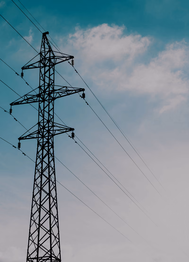 Weet jij waar die adapter van je computer of smartphone voor dient? Uit onze stopcontacten komt wisselstroom en onze toestellen werken op gelijkstroom. De adapter zet dat netjes voor je om. Maar als je weet dat zonnepanelen gelijkstroom opwekken, waarom laten we dat niet gewoon gelijkstroom uit onze stopcontacten komen? Wij vroegen het aan Jolien Despeghel (KU Leuven).