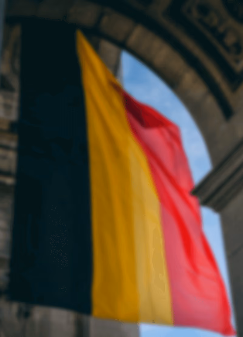 België is een bijzonder complex voorbeeld van een moderne democratie. Het systeem is zo ondoorgrondelijk dat onze eigen toppolitici soms zelfs de kluts kwijt zijn. Is het misschien tijd voor een nieuwe, serieuze staatshervorming? Politicoloog Dave Sinardet (VUB) vertelt ons waarom ons land zo complex is, hoe we hier terecht zijn gekomen én hij geeft voor eens en altijd uitsluitsel over hoeveel parlementen en regering we (momenteel) hebben!