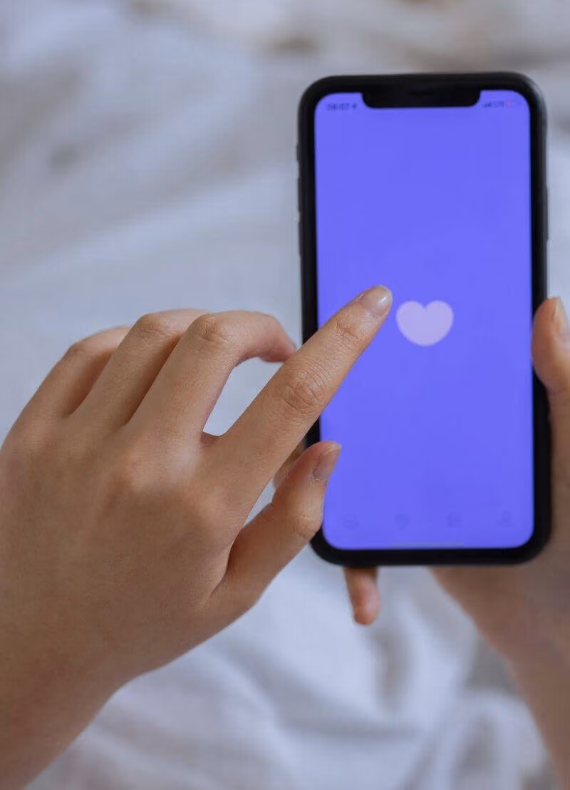 Online dating apps gaan al een tijdje mee en het aanbod aan potentiële partners op die platformen is enorm. Vraag is dan: hoe pik je er een 'goeike' uit? Onderzoeker Lara Hallam (UAntwerpen en AP Hogeschool) legt je uit hoe je zelf je de kans op een goed lief kan vergroten. 