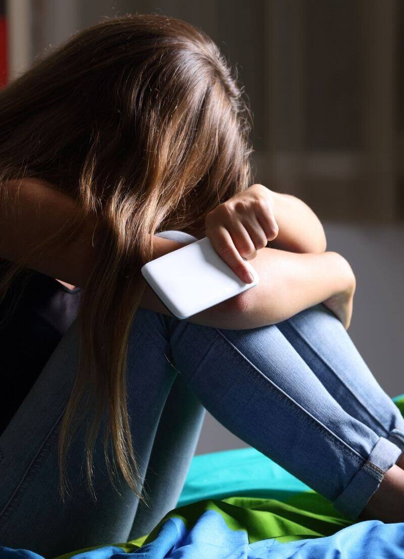 Gemene comments krijgen op je Facebookpagina, een gênant filmpje op YouTube, uitgesloten worden van Whatsapp-groepen of een fake profiel van jezelf vinden,... Cyberpesten of online pesten kan verschillende vormen aannemen. Bovendien eindigt cyberpesten niet in het klaslokaal, maar kan het gewoon thuis verdergaan. Het is mogelijk dat slachtoffers 24u per dag belaagd worden. De grote vraag is: wat kun je eraan doen? Prof. Heidi Vandebosch (UAntwerpen) doet al jarenlang onderzoek naar cyberpesten en is de geknipte persoon om dit fenomeen uit te leggen. 