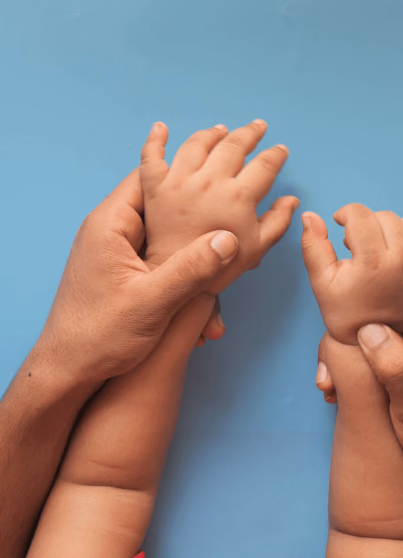 In september 2021 vroeg een rapport om de tijdelijke stopzetting van interlandelijke adoptie met als doel het adoptiesysteem te hervormen. De vraag rijst: hoe ziet dat adoptiesysteem er dan vandaag uit en hoe is buitenlandse adoptie ooit begonnen? En is de kritiek op adoptie pas recent? Dr. Chiara Candaele - historica aan de UAntwerpen - spit de archieven uit voor een antwoord op deze vraag! 