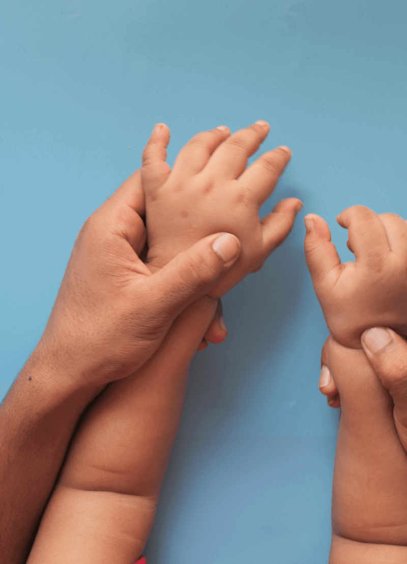 In september 2021 vroeg een rapport om de tijdelijke stopzetting van interlandelijke adoptie met als doel het adoptiesysteem te hervormen. De vraag rijst: hoe ziet dat adoptiesysteem er dan vandaag uit en hoe is buitenlandse adoptie ooit begonnen? En is de kritiek op adoptie pas recent? Dr. Chiara Candaele - historica aan de UAntwerpen - spit de archieven uit voor een antwoord op deze vraag! 