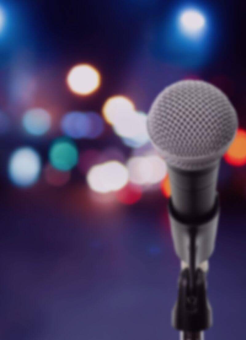 Onderzoek heeft aangetoond dat zingen gelukkig maakt. Dan doe je het maar beter vaak en veel, nietwaar? Maar wat als jouw stemgeluid eerder kattengejank voortbrengt in plaats van harmonieuze melodieën? Professor Gwen Van Nuffelen van UAntwerpen heeft zelfs dan goed nieuws voor jou!