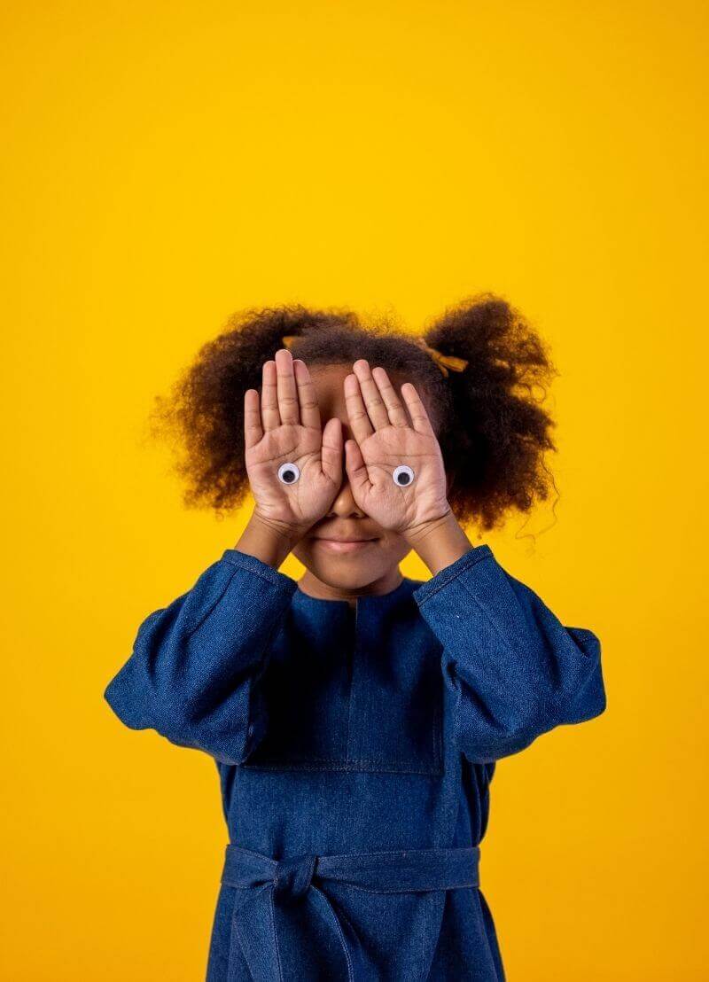 Welk dier loopt op vier voeten in de ochtend, op twee voeten in de namiddag en op drie in de avond? Het is een mop die al gemaakt werd in het jaar 429 voor Christus. Misschien ken je de mop al en als dat niet zo is moet je de clou maar eens opzoeken. Om maar te zeggen dat moppen tappen iets is wat we al héél lang doen. Volgens onderzoek is oudste mop ter wereld bijna 4000 jaar. En die gaat, jawel, over een scheet. Grappig? Of toch eerder flauw? Bestaat er zoiets als de ultieme mop? In deze podcast maakt Professor Bert Oben - taalkundige en specialist in humor aan de KU Leuven - ons wegwijs in de mechanismen van een mop.