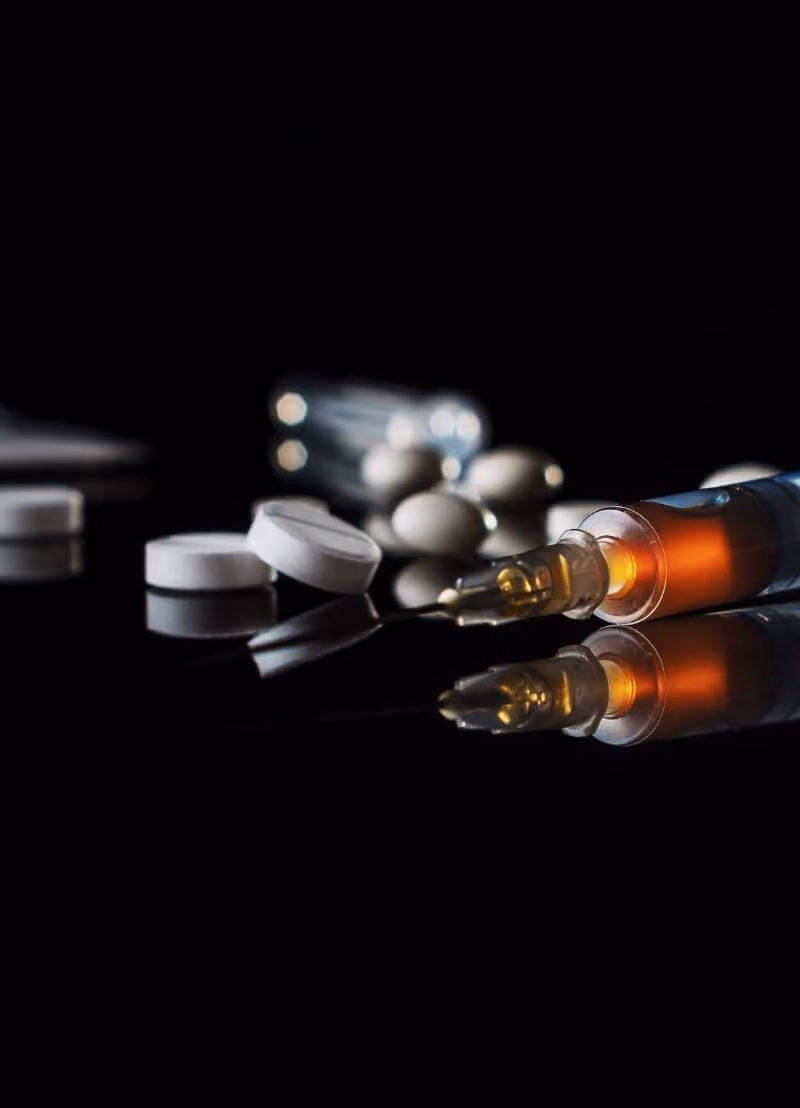 Wist je dat onze drugswet al 100 jaar oud is? Het idee is dat we drugshandel én drugsgebruik het beste aanpakken door vraag én aanbod strafbaar te maken. Alleen.... dit blijkt dat niet te werken. De vraag is alleen maar gestegen en ook het aanbod aan drugs is groter dan ooit. Met ook véél drugscriminaliteit errond. Moet dat drugsbeleid dan niet radicaal anders aangepakt worden? Zou het beter zijn om drugs te legaliseren en reguleren? Criminoloog Tom Decorte (UGent) legt de voor- en nadelen naast elkaar. 