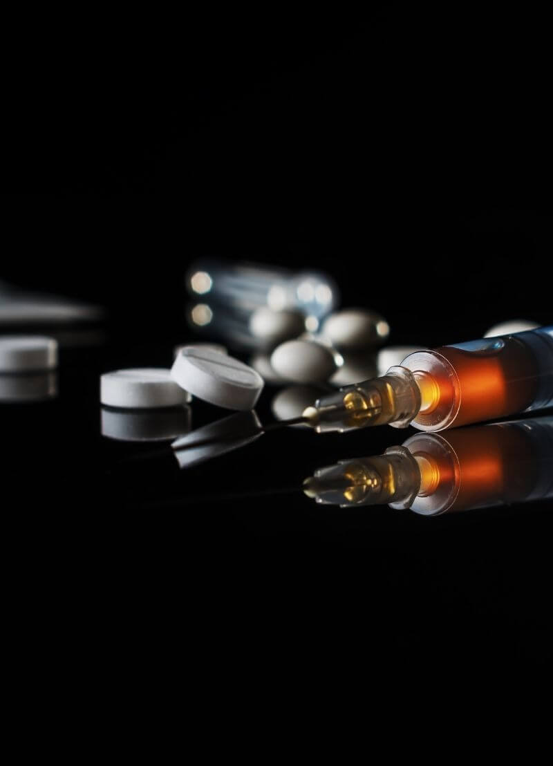 Wist je dat onze drugswet al 100 jaar oud is? Het idee is dat we drugshandel én drugsgebruik het beste aanpakken door vraag én aanbod strafbaar te maken. Alleen.... dit blijkt dat niet te werken. De vraag is alleen maar gestegen en ook het aanbod aan drugs is groter dan ooit. Met ook véél drugscriminaliteit errond. Moet dat drugsbeleid dan niet radicaal anders aangepakt worden? Zou het beter zijn om drugs te legaliseren en reguleren? Criminoloog Tom Decorte (UGent) legt de voor- en nadelen naast elkaar. 