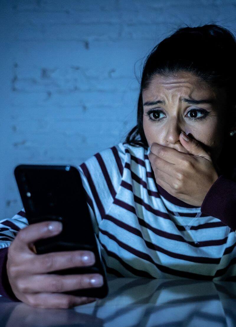 De wereld zou bestuurd worden door een elite die het bloed van kinderen drinkt. Oud-presidentskandidaat Hillary Clinton zou de spil zijn in een pedofielennetwerk dat gerund wordt vanuit een pizzazaak in Washington. En de 5G-masten zouden verantwoordelijk zijn voor de verspreiding van het coronavirus. Totaal zotte ideeën waar niks van aan is. Complottheorieën dus. Maar waar komen die vandaan? En... hoe herken je een verzonnen complottheorie? Want er bestaan natuurlijk ook échte complotten. Filosoof Johan Braeckman helpt je in deze podcast het verschil te zien tussen fantastische fictie en (meestal veel saaiere) feiten.