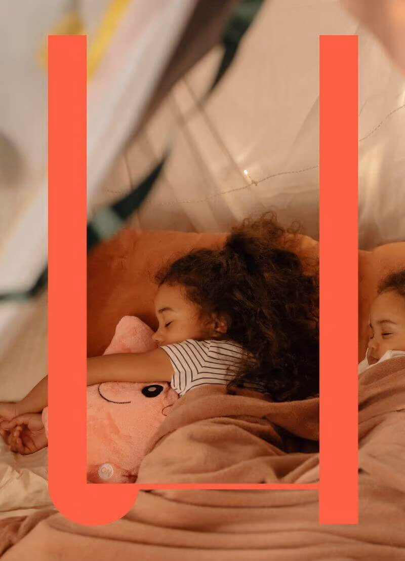Elke jonge ouder wéét het: een kindje in bed krijgen is niet simpel. En het doen doorslapen al helemaal niet. Ouders van moeilijke slapers krijgen dan goedbedoelde raad van vrienden, maar niet elke aanpak kan zomaar gekopieerd worden in een ander gezin. Hoe pak je het dan wel het beste aan? Bij ons aan aan tafel, de redder in nood: UGent-kinderpsychiater Karlien Dhondt. 