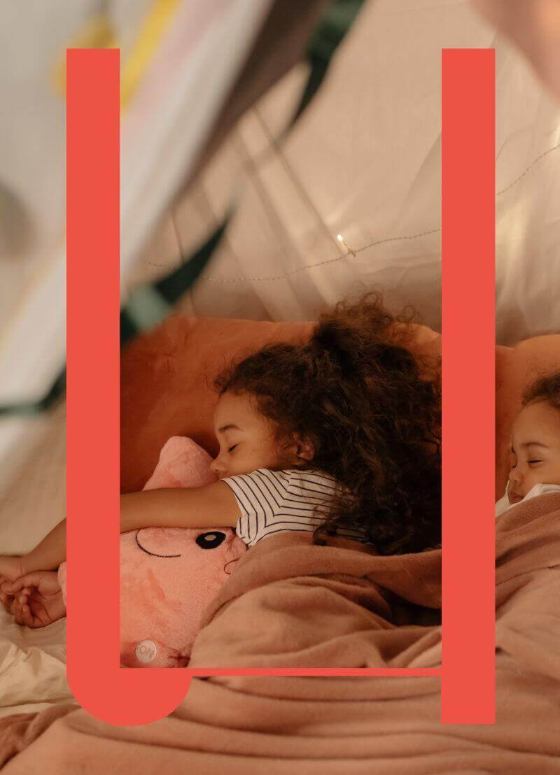 Elke jonge ouder wéét het: een kindje in bed krijgen is niet simpel. En het doen doorslapen al helemaal niet. Ouders van moeilijke slapers krijgen dan goedbedoelde raad van vrienden, maar niet elke aanpak kan zomaar gekopieerd worden in een ander gezin. Hoe pak je het dan wel het beste aan? Bij ons aan aan tafel, de redder in nood: UGent-kinderpsychiater Karlien Dhondt. 