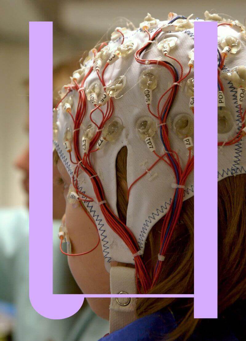 Elektriciteit staat centraal in ons brein en dankzij van die mutsjes met elektroden aan, kunnen we die hersenactiviteit ook gaan meten en er vanalles in “lezen”. Zo kunnen we bijvoorbeeld zien vanaf welke leeftijd ongeboren kinderen kunnen verschieten of zelfs meten hoe bevooroordeeld mensen zijn. Kris Baetens - biologisch psycholoog aan de VUB - bekijkt zelfs of we mensen die met mentale problemen kampen kunnen helpen. Hij zit mee aan tafel met Sven Speybrouck en Koen Fillet op de Dag van de Wetenschap in het Muntpunt.