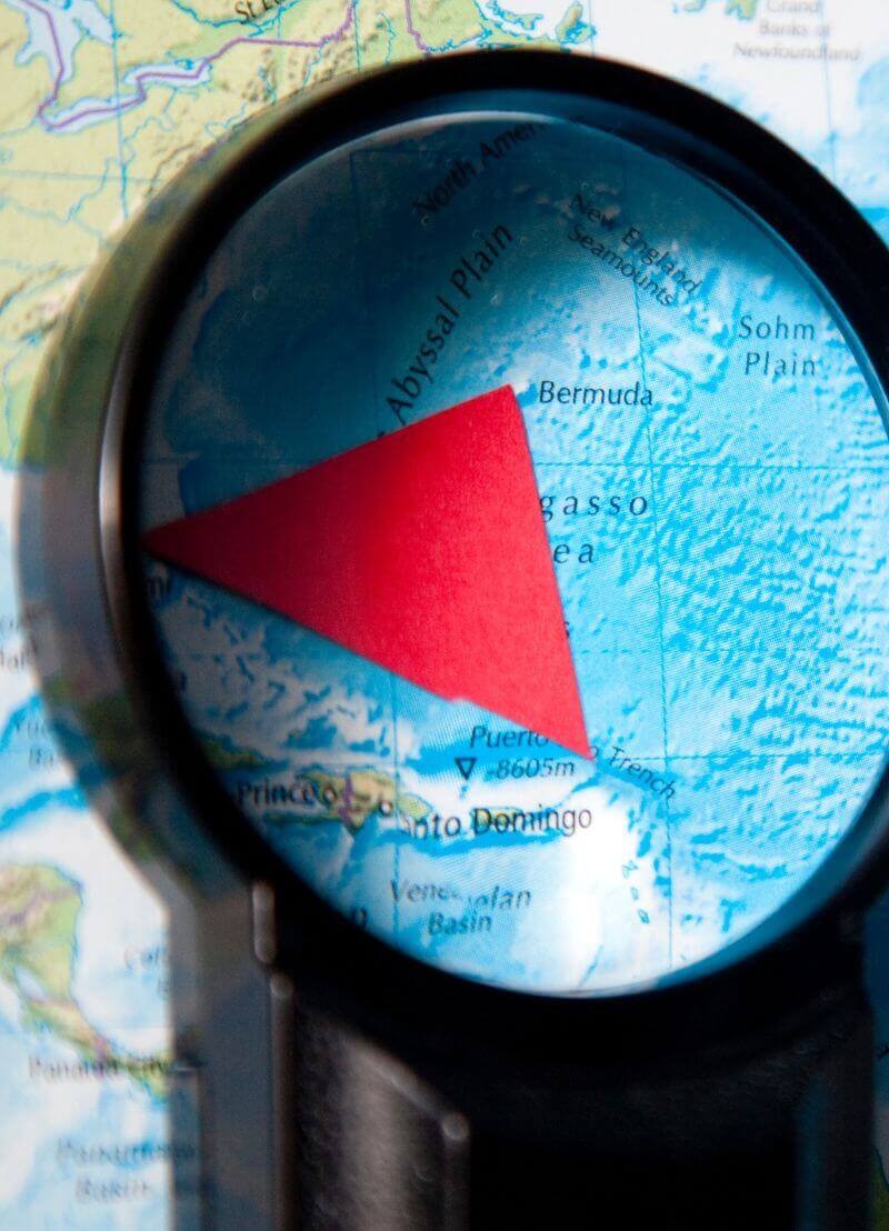 De Bermudadriehoek of duivelsdriehoek is een plek in de Atlantische Oceaan waar schepen en vliegtuigen blijkbaar op mysterieuze wijze verdwijnen. De vele schepen en vliegtuigen die er verdwijnen lijken in rook opgegaan. Want zelden worden er wrakken van teruggevonden. Is daar echt iets akeligs mysterieurs aan de hand? We gaan samen met prof. dr. David Van Rooij, geoloog aan de UGent, op wetenschappelijke speurtocht. 