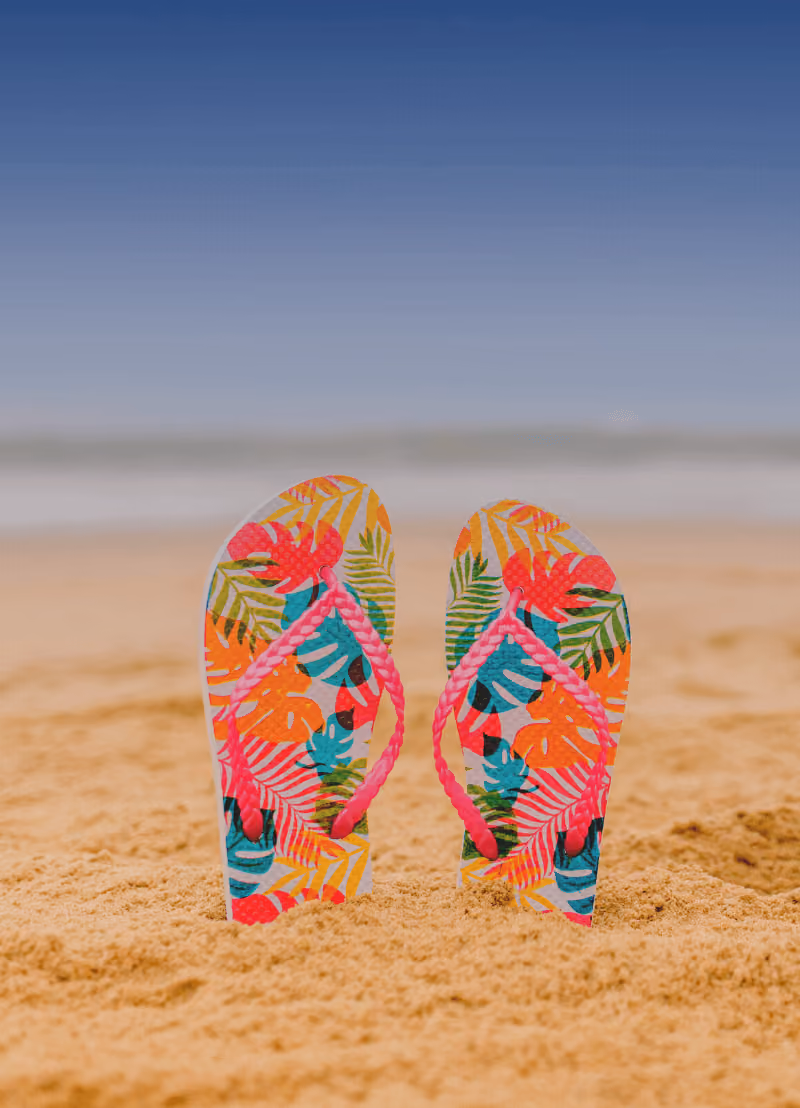 De zomer is in aantocht en dat betekent twee maanden vol zon, plezier en rondlopen op je slippers! Die laatste zijn toch o zo gemakkelijk, niet? Je springt er in minder dan een seconde in. Klaar om te gaan! Maar zijn ze wel gezond voor je voeten én voor je rug? Prof.dr. Veerle Segers van de UGent is expert in beweging & sport. Zij komt je er alles over vertellen!