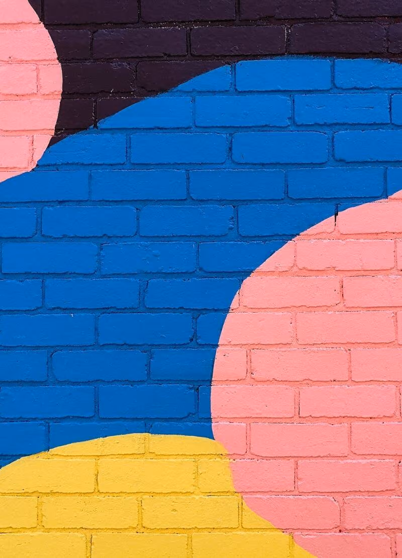 Gelijk loon voor gelijk werk! Het is een principe dat al sinds het onstaan van de EEG, de voorloper van de Europese Unie, bestaat. En toch sluipen er nog steeds discriminerende maatregelen binnen ons beleid als het gaat om inkomen. Waar komt het principe vandaan en waarom is het zo moeilijk om de loonkloof te dichten? Petra Foubert (UHasselt) heeft met expertises in Europees én sociaal recht de perfecte achtergrond om hierop een antwoord te geven. 