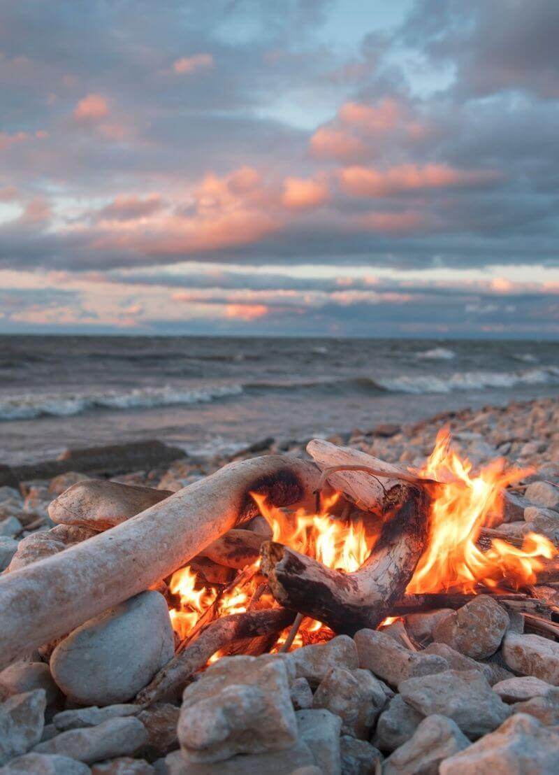 De mens vereerde het eeuwen lang en bouwde er zelfs tempels voor. Vandaag hebben we het echter getemd en ontbreekt het ontzag ervoor. We hebben het over vuur! Ignaas Devisch (UGent) legt uit waarom we dat vuur beter herontdekken!
