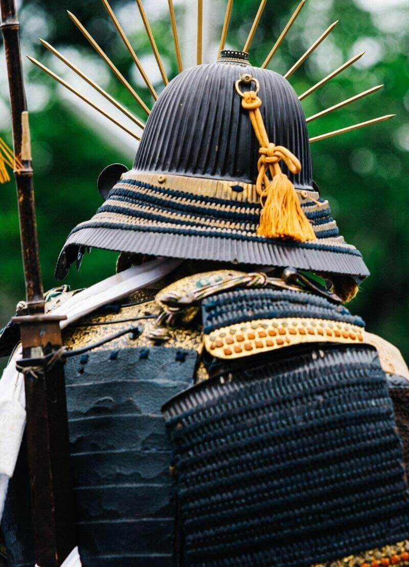 Je hebt ooit al wel van Samoerai gehoord: heldhaftige Japanse krijgers, gedreven door een code van moed en eer, die liever zelfmoord zouden plegen dan in de handen te vallen van de vijand. Maar... hoeveel is daar echt van waar? We doken samen met Japanoloog Andreas Niehaus (UGent) in de geschiedenis op zoek naar het ware verhaal!