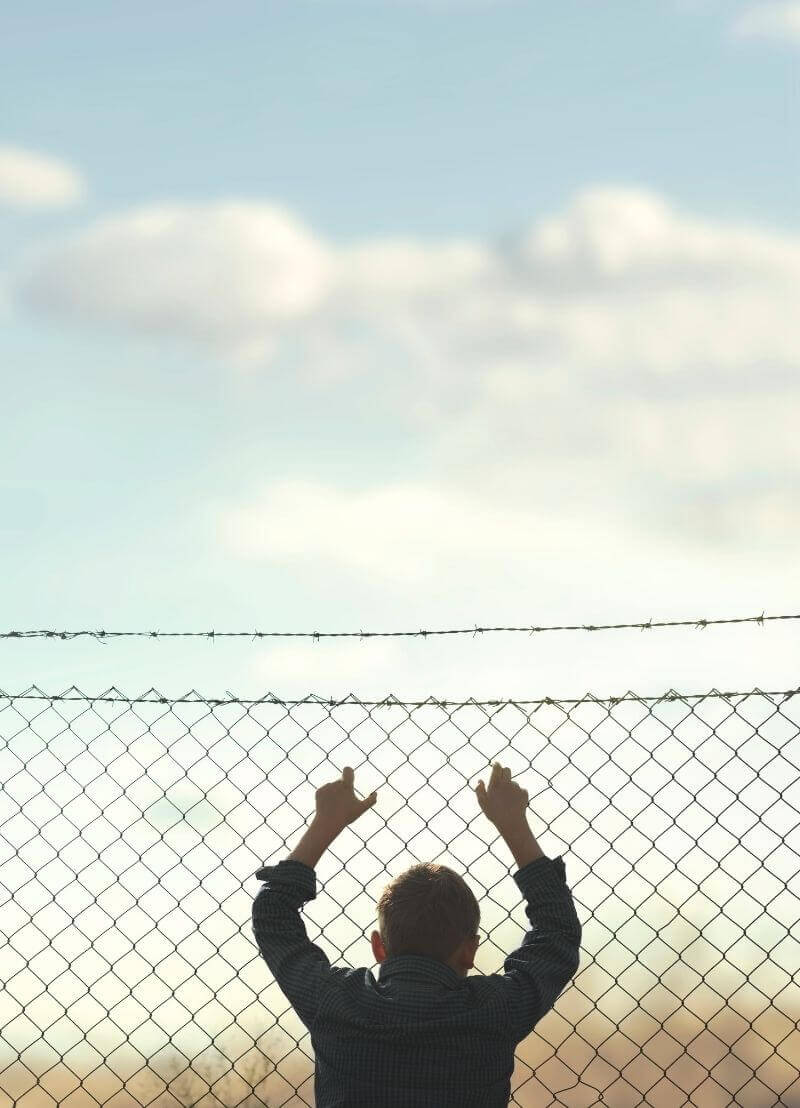 Jaarlijks komen er zo'n 1500 à 2000 minderjarige vluchtelingen helemaal alleen toe in ons land. Meestal ontvluchtten zij in hun vaderland vreselijke omstandigheden, zoals oorlog, en de weg hierheen is hard en vaak ook traumatiserend. Je zou denken dat België dan het beloofde land is. Professor en pedagoog Ilse Derluyn (UGent) weet dat dat helaas niet waar is. Veel jongeren hebben psychologische problemen en worden hier in de steek gelaten. 