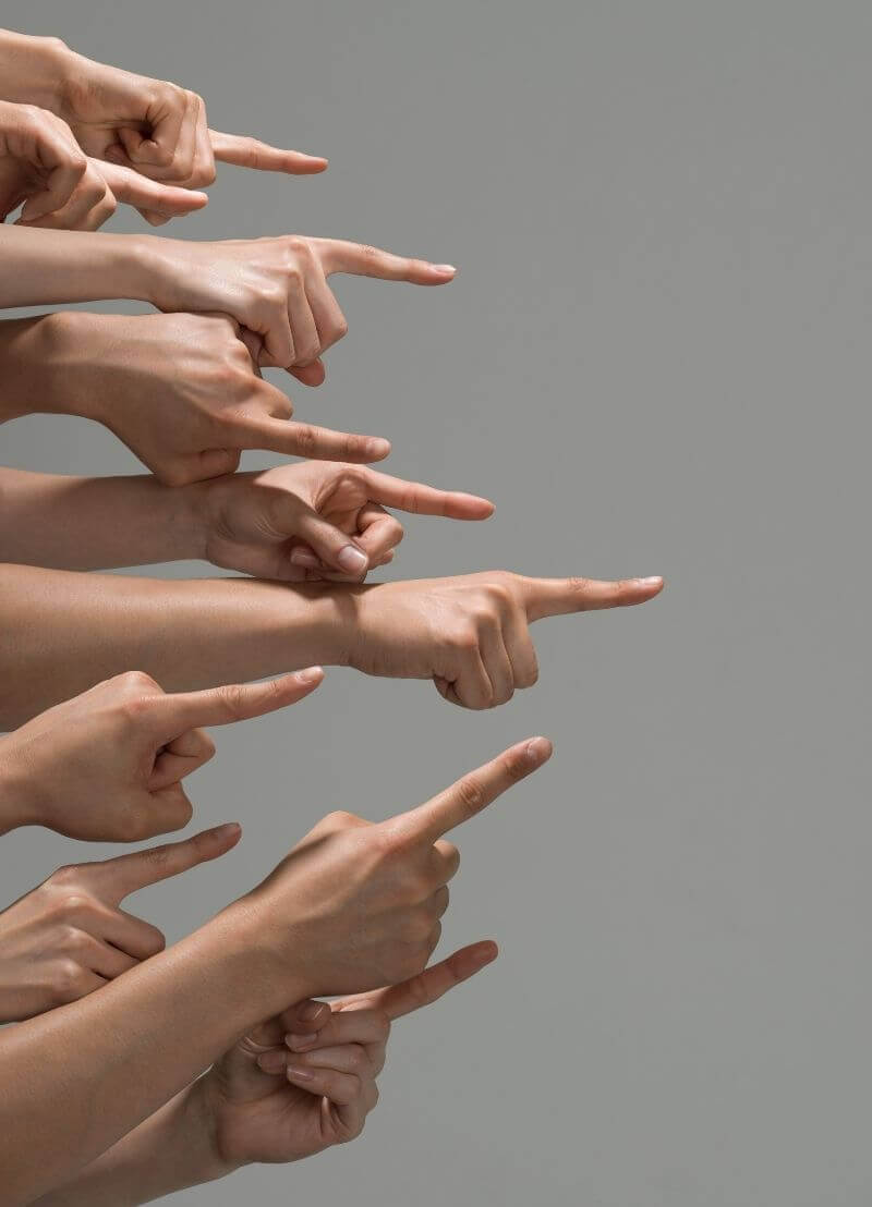 Ouders kunnen je steun en toeverlaat zijn. Ze helpen je uit de nood, geven je een duwtje in de rug, spreken je bemoedigende woorden toe. Langs de andere kant kunnen ouders je ook in de problemen brengen. Ouders kunnen je negeren, verwaarlozen, verlaten. Psycholoog Guy Bosmans (KU Leuven) buigt zich over de ouder-kind dynamiek. 