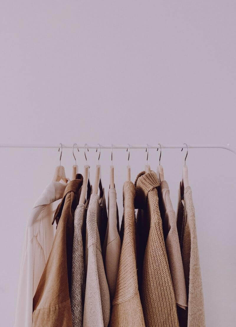 Consumeren is een vervuilende zaak. Elk jaar belanden tonnen afval op de afvalberg. Als we onze mooie planeet mooi willen houden, moeten we onze mentaliteit wat betreft consumeren veranderen. En ook onze productieprocessen. Gelukkig zijn daar heel wat haalbare modellen voor. Milieu-econoom Tom Kuppens vertelt je dat duurzaamheid niet noodzakelijk duurder hoeft te zijn. 