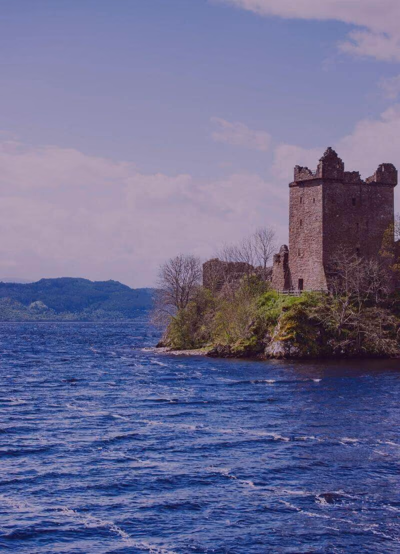 We hebben ze allemaal wel eens gezien: de beroemde foto uit 1933 van een schim die opduikt uit het meer van Loch Ness. Sindsdien hebben honderden ooggetuigen beweerd het monster van Loch Ness te hebben gezien. Wetenschappers hebben echter nog steeds niets gevonden... hoe komt dat? En hoe zoeken zij naar dit onvindbare wezen? Marien geoloog David Van Rooij (UGent) neemt je mee naar de diepe waterkrochten in de Schotse highlands!