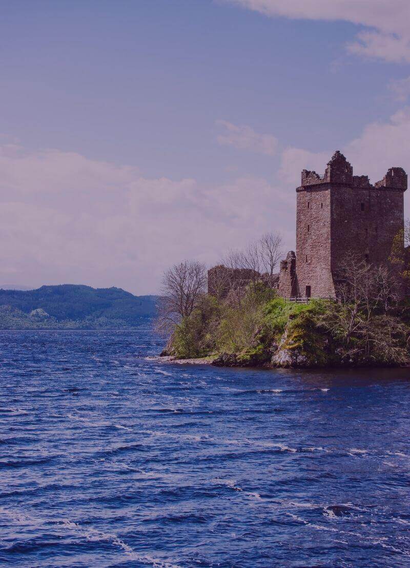 We hebben ze allemaal wel eens gezien: de beroemde foto uit 1933 van een schim die opduikt uit het meer van Loch Ness. Sindsdien hebben honderden ooggetuigen beweerd het monster van Loch Ness te hebben gezien. Wetenschappers hebben echter nog steeds niets gevonden... hoe komt dat? En hoe zoeken zij naar dit onvindbare wezen? Marien geoloog David Van Rooij (UGent) neemt je mee naar de diepe waterkrochten in de Schotse highlands!