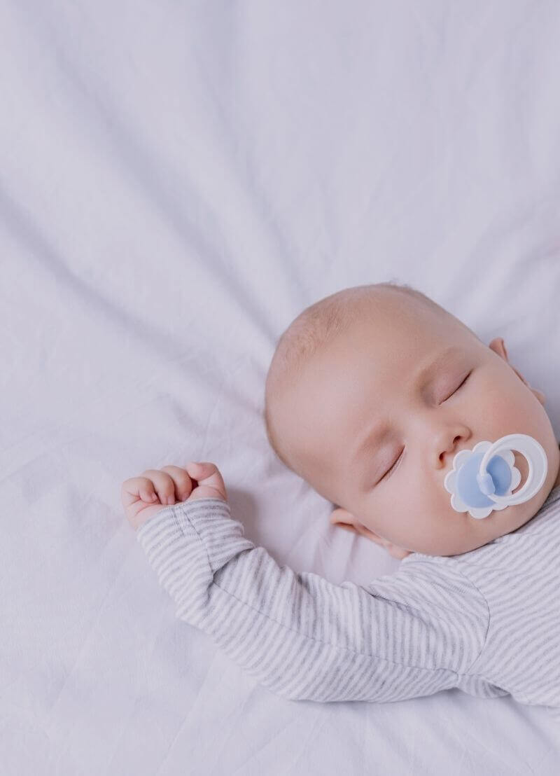 Genetische manipulatie... het is een wetenschap die enorm fascineert en tegelijkertijd doet huiveren. Je denkt misschien aan planten die we genetisch manipuleren om bijvoorbeeld droogteperiodes beter te doorstaan, maar wist je dat we ook het DNA van mensen kunnen veranderen met de Crispr/Cas-technologie? Zou jij aan je genen laten morrelen om jezelf te 'verbeteren'? Of.. aan de genen van je kinderen? Je hebt waarschijnlijk heel wat tegenargumenten. Techniekfilosoof Lode Lauwaert (KU Leuven) legt je uit dat die tegenargumenten op wankele schroeven staan. 