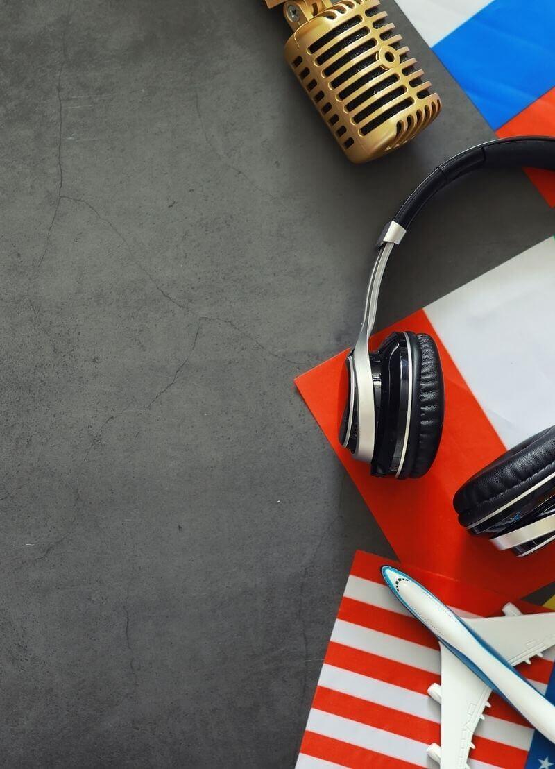 We hebben allemaal op school het Standaardnederlands of het Algemeen Nederlands geleerd. Maar... Waarom is dat Standaardnederlands nu net het Standaardnederlands? Waarom spreken we met zn allen niet Antwaaarps, of Lemburgs of West-Vloams? Is het West-Vlaams eigenlijk wel een taal? We duiken samen met dr. Raf Van Rooy, taalhistoricus, in de taalgeschiedenis.