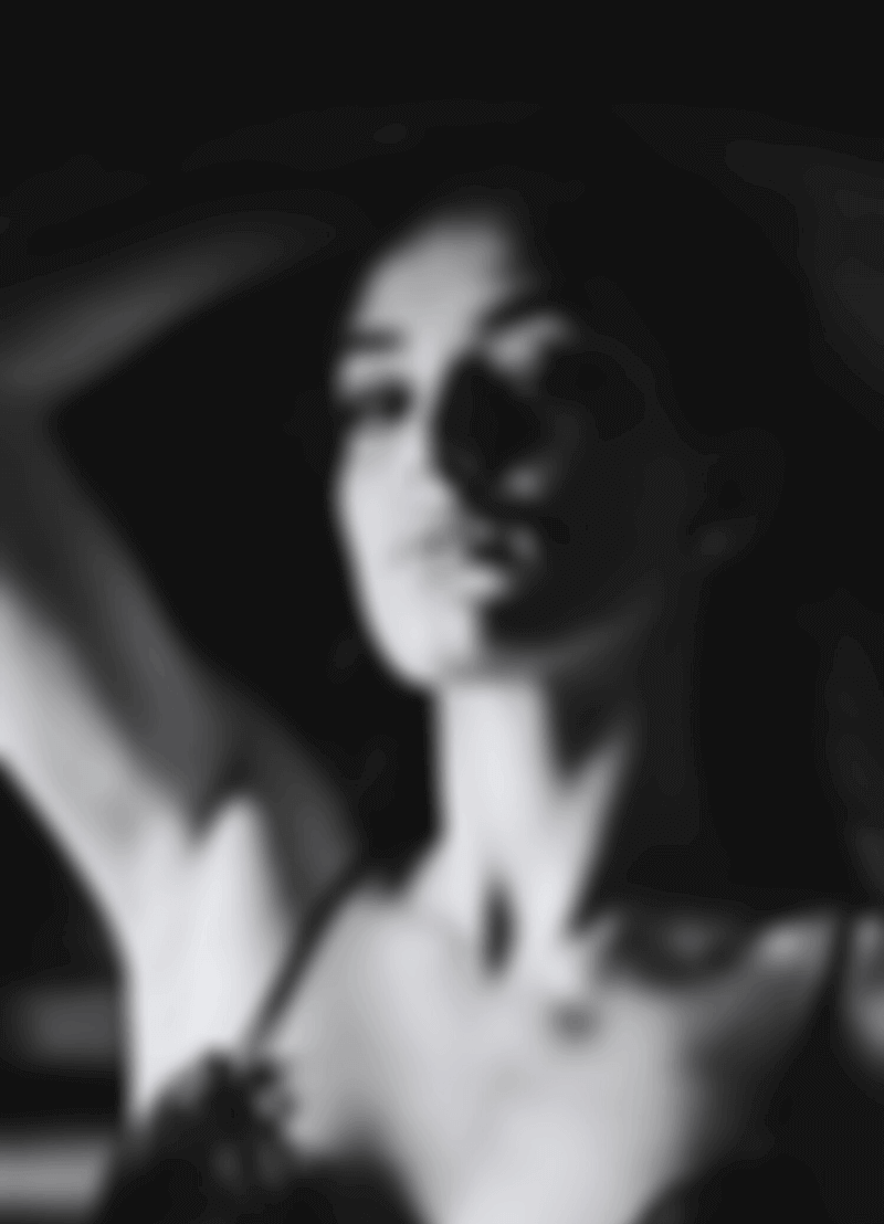 Knappe vrouwen die met hun verleidelijke blik en weinig verhullende kleding moeten zorgen dat een product goed verkoopt. Dat is de premisse van duizend-en-een reclames en die behoren nog niet definitief tot het verleden. Wat voor impact hebben zo'n beelden op de kijker en zijn zo'n reclames nog van deze tijd? Wij vroegen het aan professor mediastudies Sofie Van Bauwel (UGent).