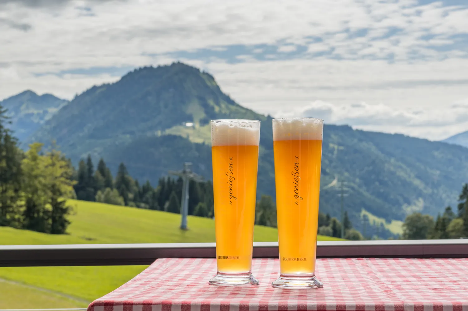 Entspannter Ausblick mit einem Bier in deiner Ferienwohnung im Allgäu