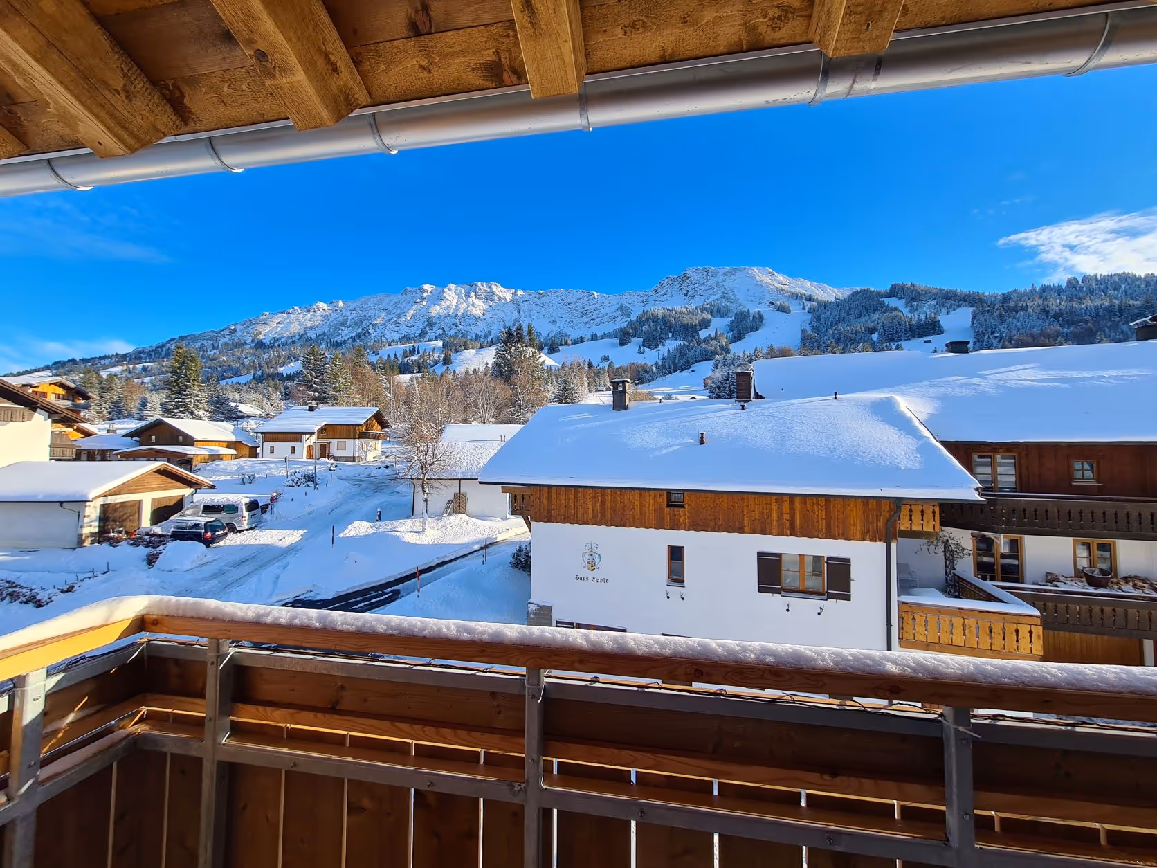 Ferienwohnung mit 2 separaten Schlafzimmern (Elternschlafzimmer mit Doppelbett, Kinderzimmer mit 2 Einzelbetten), Wohnraum mit Sofaecke und Essecke, Küche und Balkon mit Bergblick. Die Ferienwohnung befindet sich in unserem Neubau von 2021 und bietet von der Ausstattung und Raumaufteilung den höchsten Komfort für Familien. Der angegebene Preis bezieht sich auf die Mindestbelegung mit 2 Erwachsenen und 1 Kind (Sommer Nebensaison).