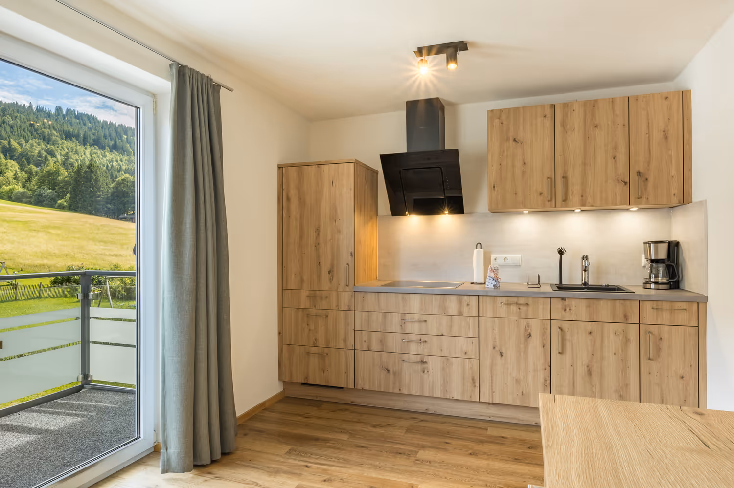 Gemütliche Ferienwohnung mit Schlafbereich mit einem Doppelbett sowie einer Küche mit Essecke. Hier hast Du einen Südbalkon mit Blick auf den Hausberg Iseler. Die gesamte Ferienwohnung inkl. Bad mit Dusche und WC wurde 2020 komplett neu gebaut. Der Preis bezieht sich auf eine Belegung mit 2 Erwachsenen in der Sommer Nebensaison. 