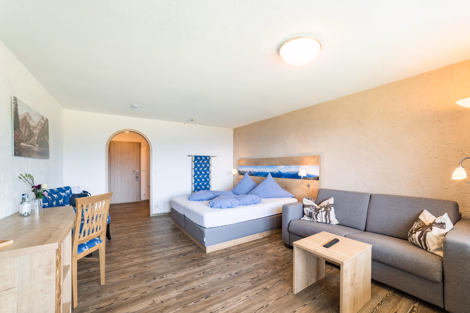 Das Appartement Bergzeit XL kann als Kombination eines Doppelzimmer Panorama und eines Appartement Standard gebucht werden. Somit ergibt sich ein Zimmer mit Doppelbett und Schlafsofa (Schlafmöglichkeit für 1-2 Kinder), ein separater Schlafbereich mit Doppelbett und ein Wohn-Essbereich mit Küche für bis zu 6 Personen. Beide Schlafbereiche verfügen über ein eigenes Bad mit Dusche und WC. Das Appartement ist ideal für Familien, die z.B. mit Oma und Opa unterwegs sind. Der Schlafbereich mit angeschlossenem Wohn-Essbereich sowie beide Bäder wurden 2020 komplett renoviert und neu gestaltet. Mit insgesamt 2 Balkonen habt ihr Blick auf den Hausberg Iseler sowie auf die Skipiste bzw. ins Ostrachtal. Der Preis bezieht sich auf eine Belegung mit 2 Erwachsenen und 2 Kindern zwischen 4 und 14 Jahren (Sommer Nebensaison). 