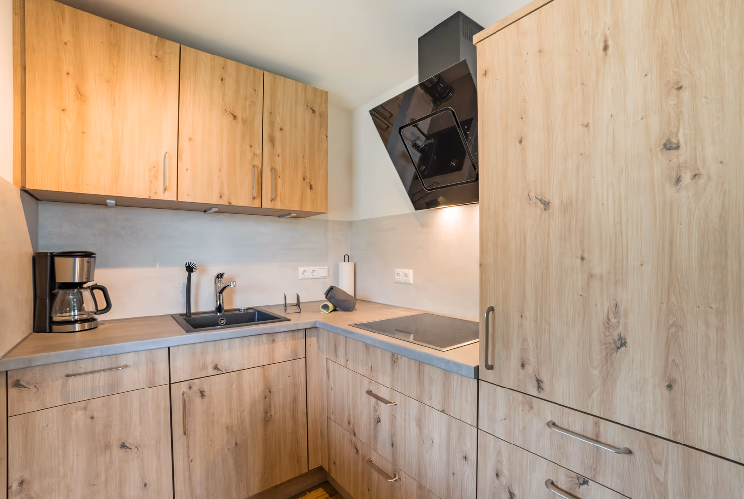 Ferienwohnung mit traumhaftem Panorama Bergblick in zwei Richtungen. Hier blickst du im Winter direkt auf die Skipiste oder im Sommer ins Ostrachtal und zum anderen über das Dorf Oberjoch. Die Ferienwohnung verfügt über einen Wohnraum mit Doppelbett, Sitzecke und Küche sowie ein separates Kinderzimmer mit drei Betten (oder bei 4 Kindern 2 Betten und 1 breites Schlafsofa). Küche, Bad mit Dusche und WC sowie das Kinderzimmer wurden 2020 komplett neu renoviert und gestaltet. Der angegebene Preis bezieht sich auf die Mindestbelegung mit 2 Erwachsenen und 1 Kind (Sommer Nebensaison). 