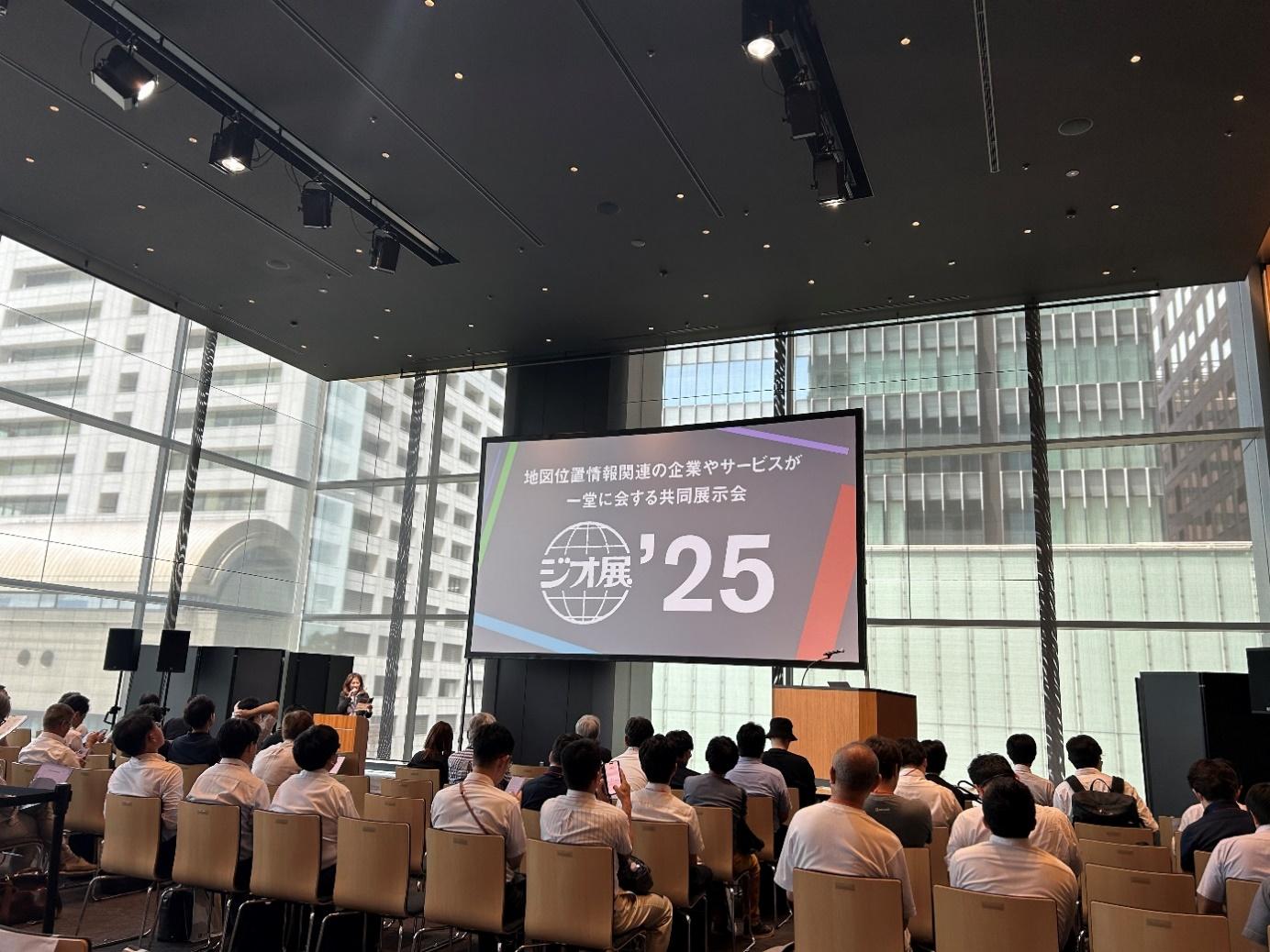 建物の前の群衆AI 生成コンテンツは誤りを含む可能性があります。